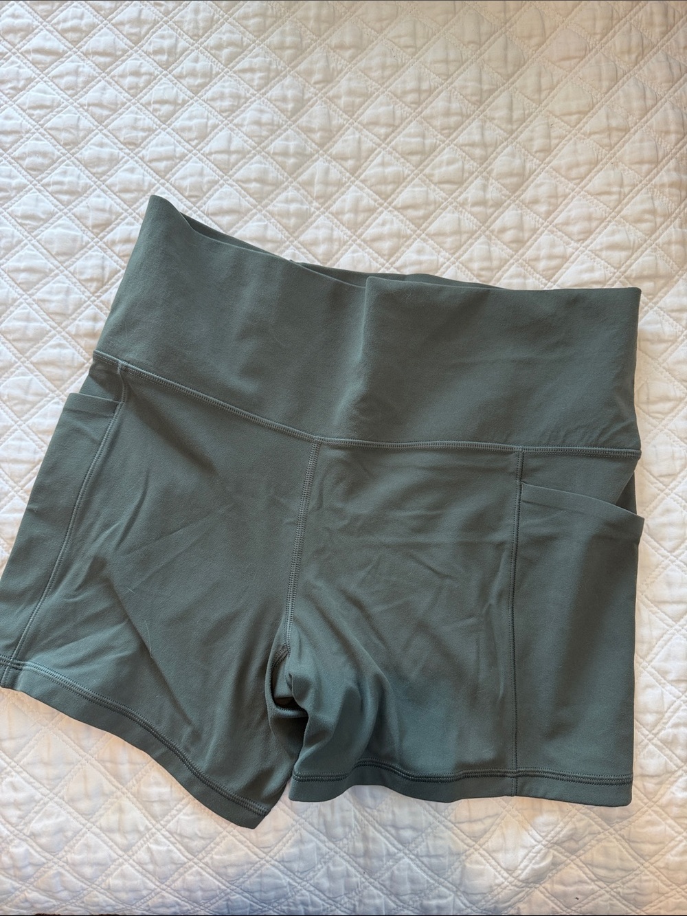 Athleta Salutation stash 5” shorts